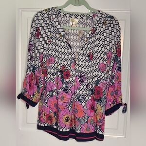 Fig and Flower Geometric Floral Blouse Size S (20" pit to pit & 23" length)